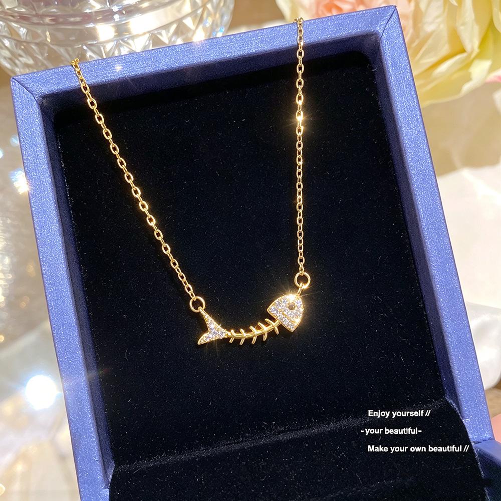 Elegant Gold Fishbone Necklace - Fashionable Clavicle Chain for Women with Stylish Fishbone Pendant.