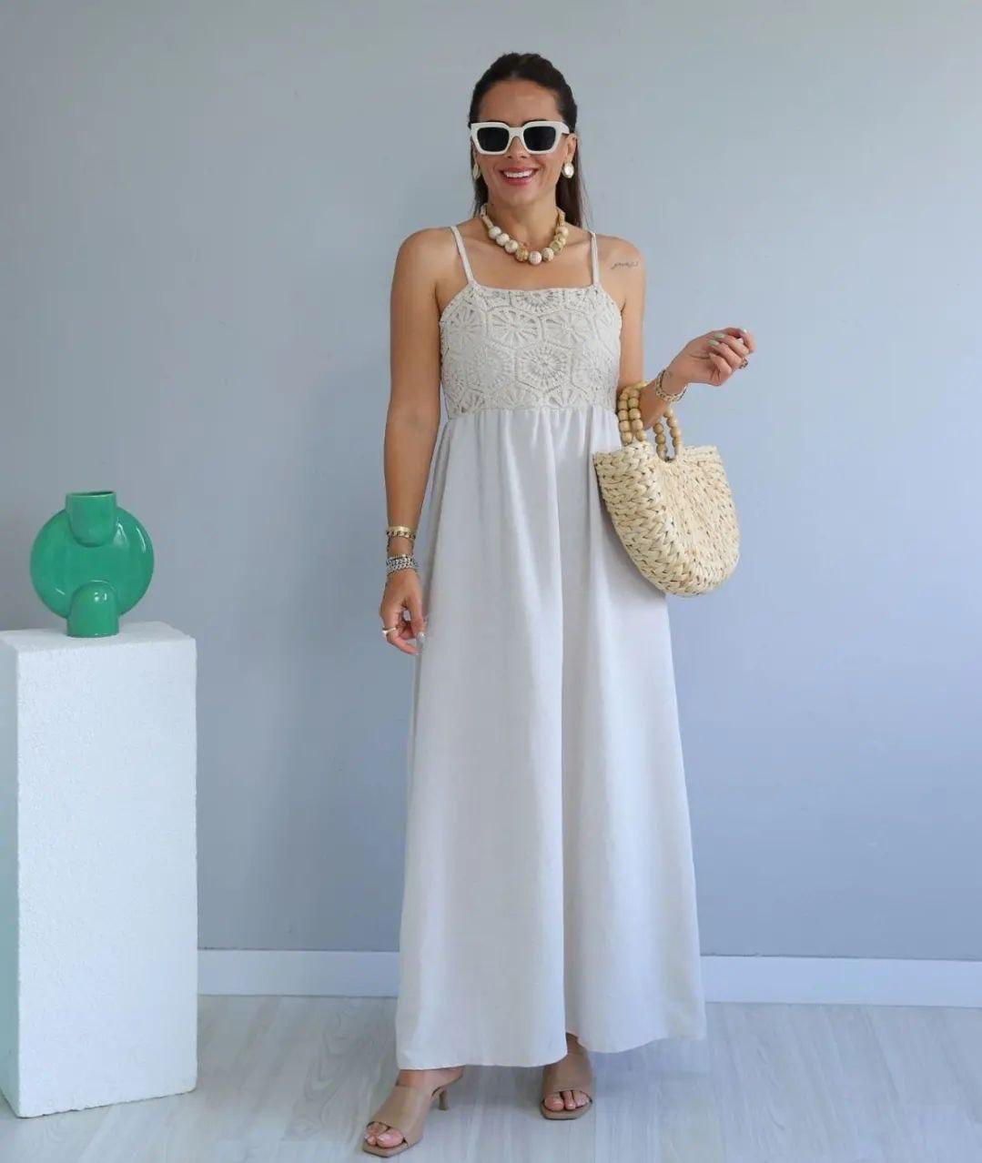 

Элегантное белое льняное платье на бретелях S белый