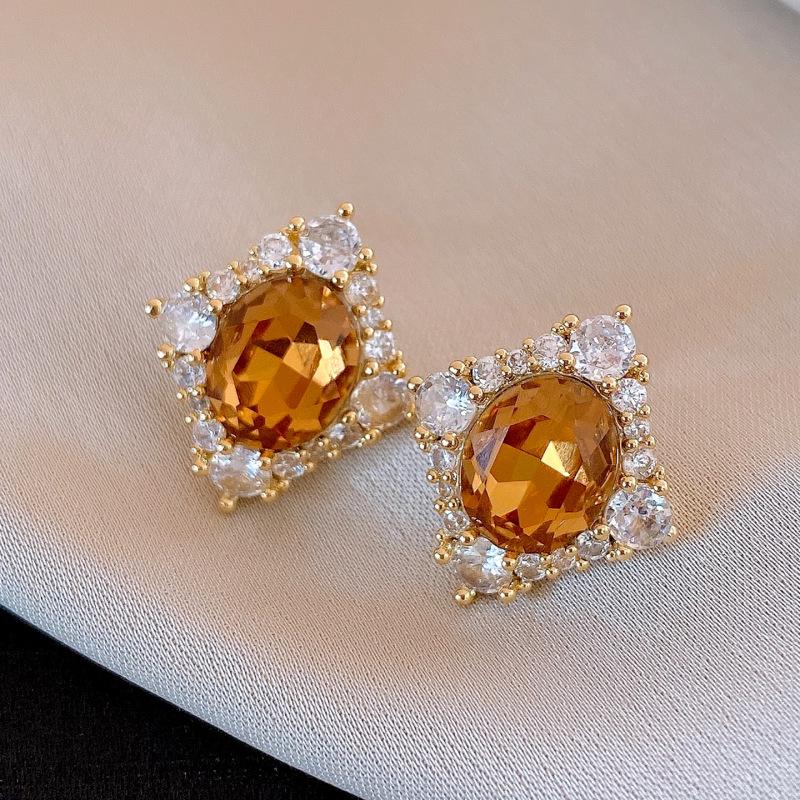 

Silver Needle Square Cubic Zirconia Rhombus Stud Earrings: French Retro Style, Versatile and Luxurious Jewelry for Women.