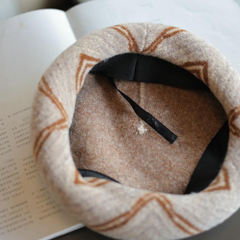 Herbst- und Winter-Freizeittag mit kontrastfarbiger Rauten-Strickmütze aus reiner Wolle, Baskenmütze, Malermütze, Modehut