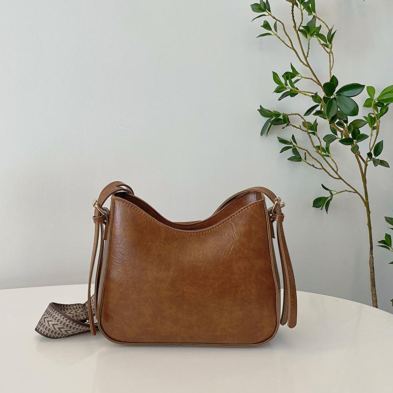 

Весна новая универсальная ретро однотонная широкая плечевая лямка сумка через плечо женская 2025 новая модная сумка-тоут женская коричневый