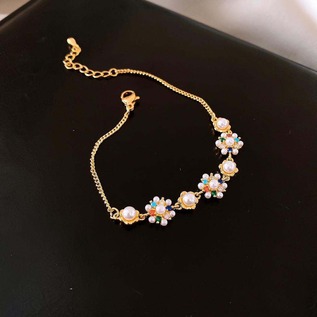 Korean Style Shiny Zircon Flower Buckle Bracelet: Light Luxury, High-End, Fashionable Bangle for Women