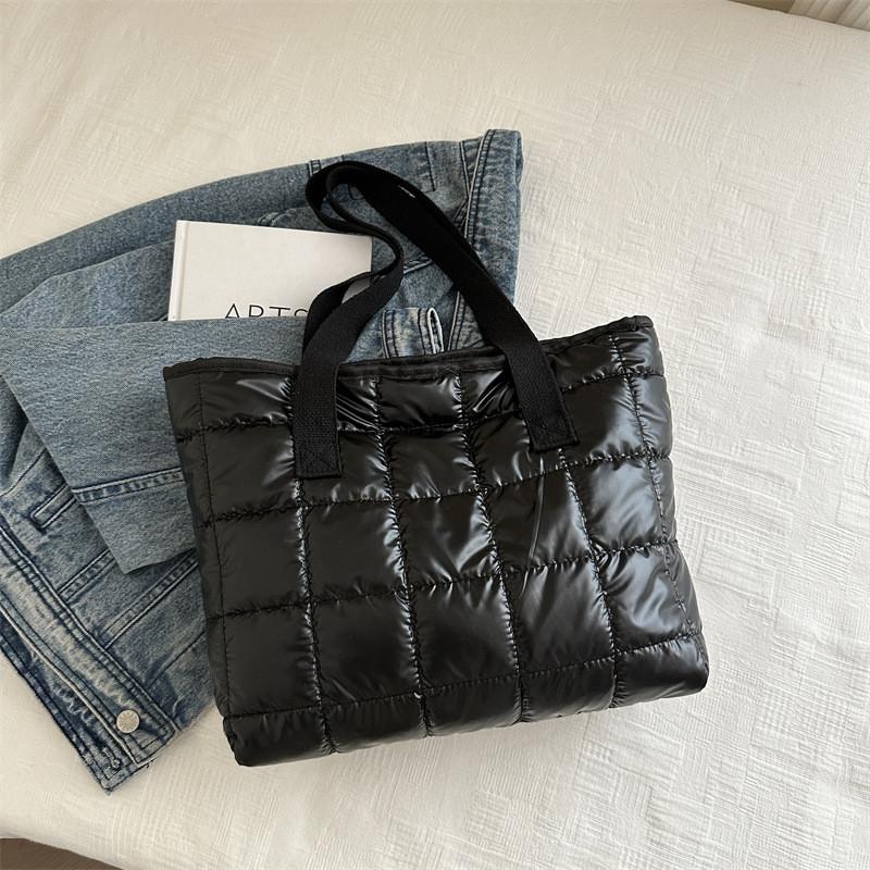 Contemporary Stylish Handheld Tote Bag In Black Cream Silver Green For Trendsetters чёрный