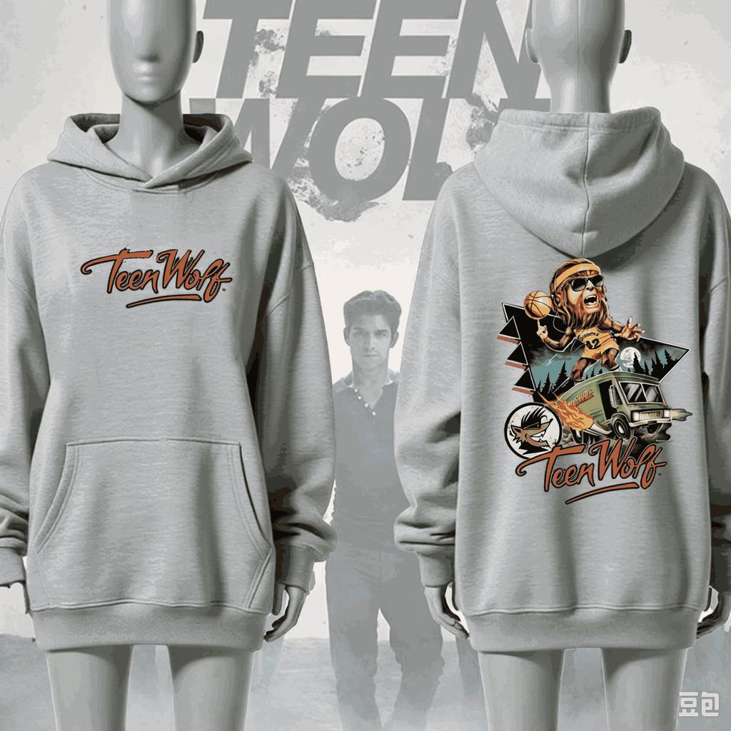 2026 Uomo Donna Teen Wolf Serie TV Fronte Lettera Lupo Retro Collage Personaggi Grafica Felpa con Cappuccio Girocollo Casual Streetwear Felpa Unisex