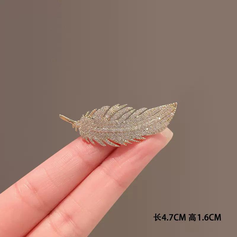 

Высококачественный темперамент, полный бриллиантов, брошь в виде пера, дизайн, чувство ниши, корсаж, свет, роскошная булавка, воротничок, булавка, анти-световые аксессуары