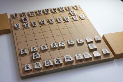 Skládací hrací deska a stojánek na figurky Shogi Tendo (Červený podklad), (Velikost 5), - Vysoce kvalitní, vyrobeno v Japonsku