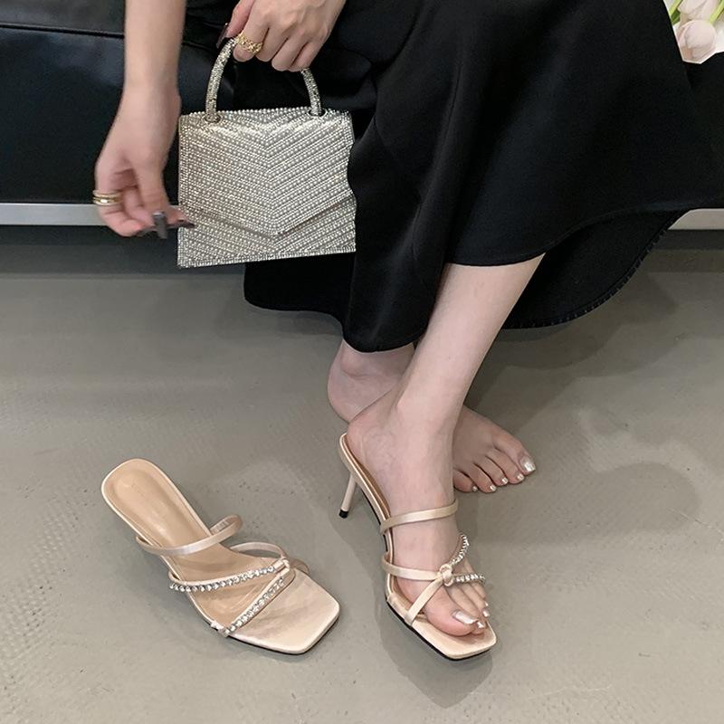 

Fairy wind square head slippers female summer wear 2025 new summer versatile rhinestone word with stiletto high heel slippers 40 абрикосовий