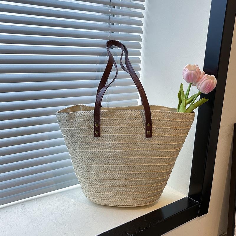 Straw large-capacity trendy bag 2025 new tote seaside vacation beach bag literary vegetable basket bag