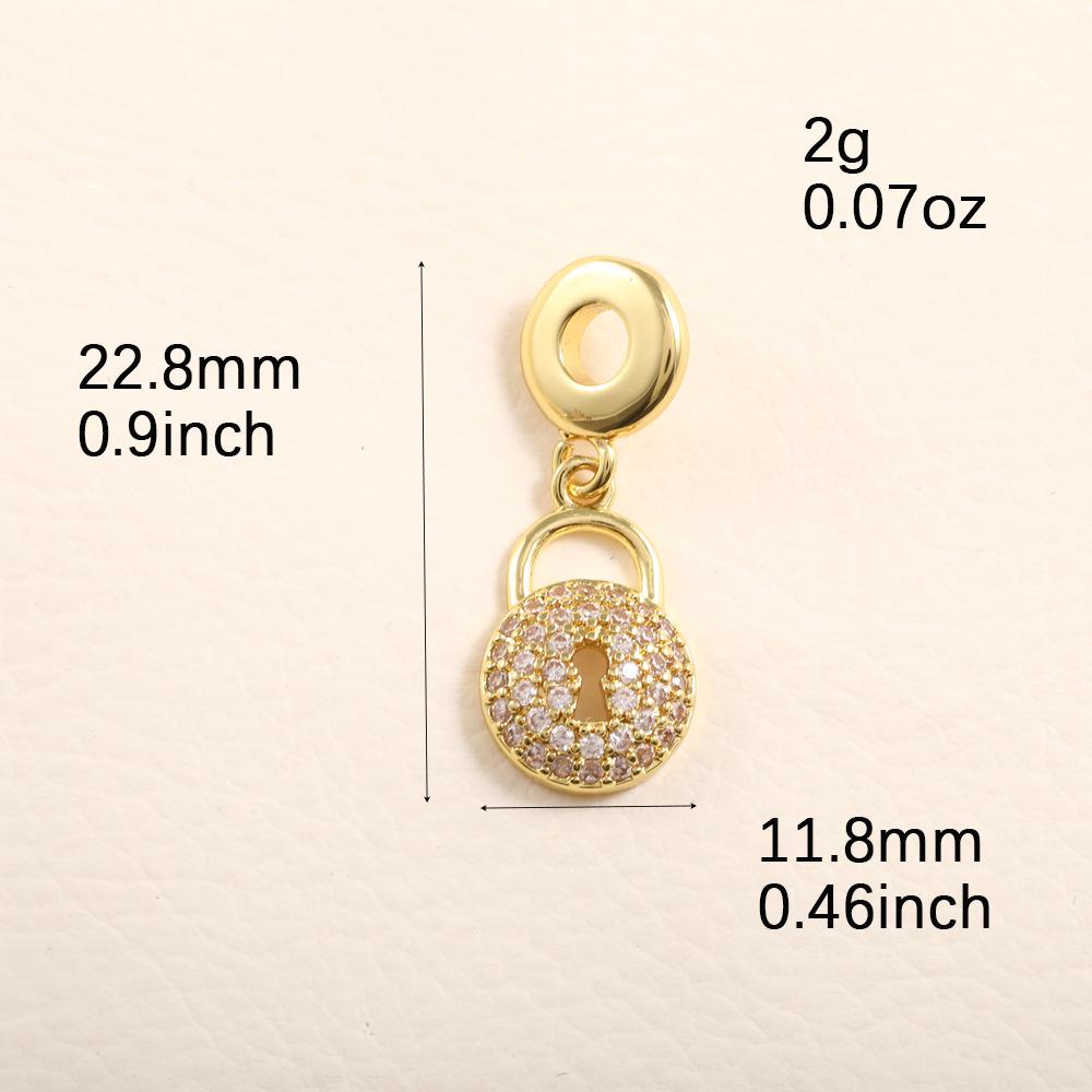 Минималистичный подвес-замочек в форме сердца с позолотой и цирконами, закрепленными методом микро-вставки