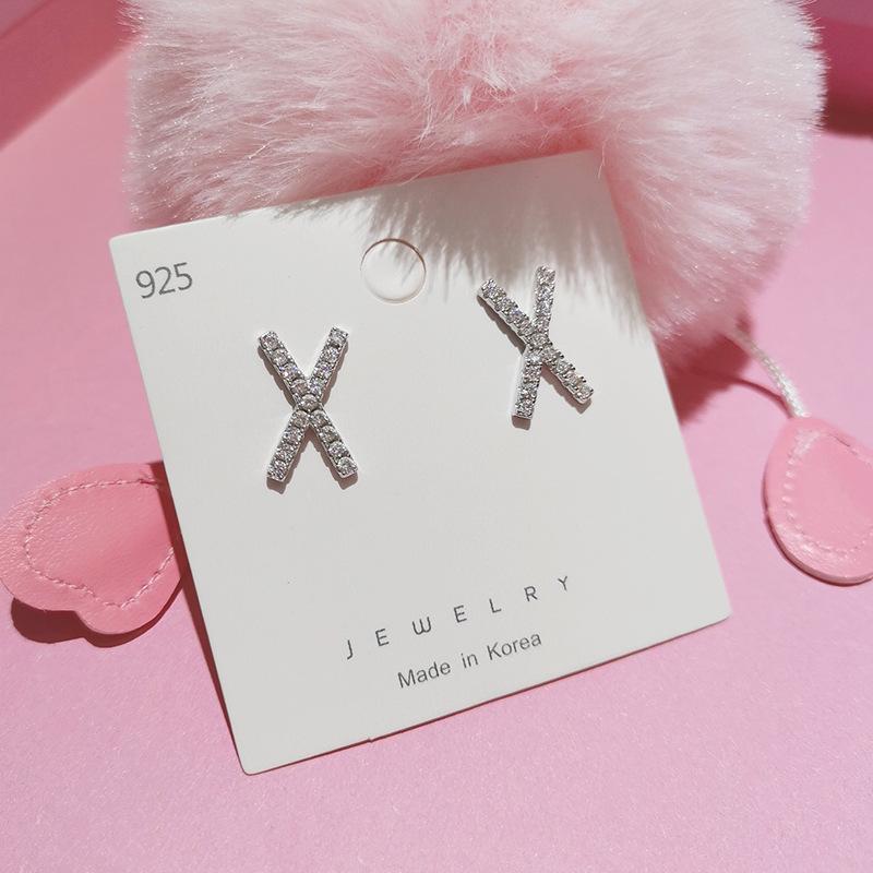 

Серьги с буквами Серьги с микро-паве из циркония Корейская версия Универсальные преувеличенные серьги Dongdaemun Женщины