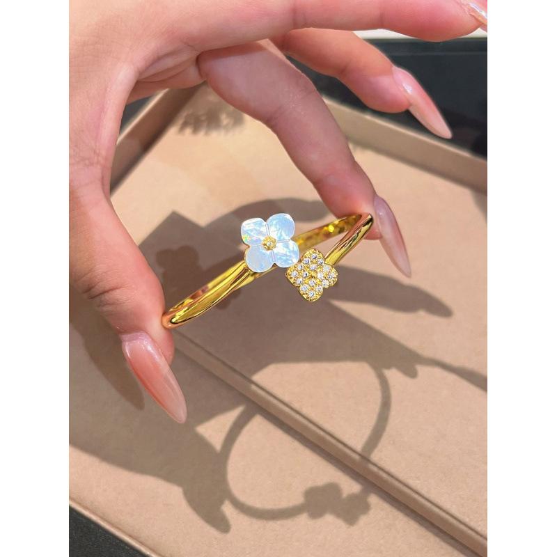 Französische Retro Vierblatt-Blume Weißes Muschel-Halsband, Fünf-Blumen-Armband, Blütenblatt-Temperament, Fortgeschrittenes Leichter Luxus-Set, Live-Übertragungszubehör
