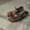 Internet-Berühmtheit Keilabsatz Zehensteg Französisch kleine coole Slipper Feenschuhe 2024 neu Sommer tragen Riemchen High Heel Sandalen