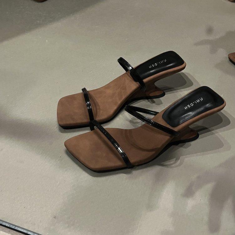 Internet-Berühmtheit Keilabsatz Zehensteg Französisch kleine coole Slipper Feenschuhe 2024 neu Sommer tragen Riemchen High Heel Sandalen
