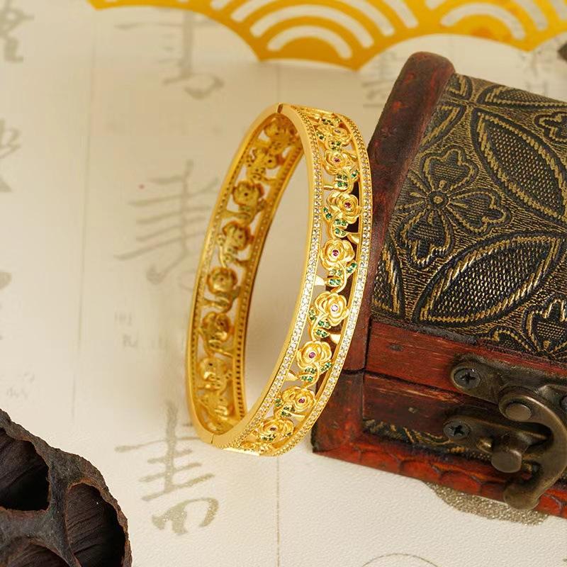 New1914Hollow cloud-patterned flower bracelet with clasp, popular light luxury versatile gold-plated copper jewelry for women