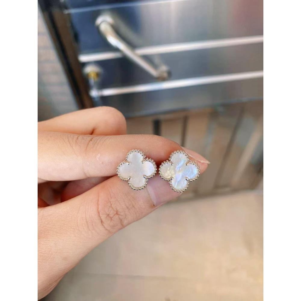 Vierblättriger Klee Mittlere Steckerohrringe - Weißer Muschelachat Luxusohrringe