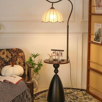 Retro americká stojací lampa s integrovaným úložným prostorem a stolkem do obývacího pokoje nebo ložnice