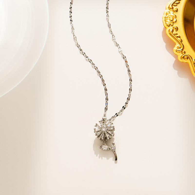 Elegant Colorfast 18K Rose Gold Necklace with Swan & Four-Leaf Clover Charm