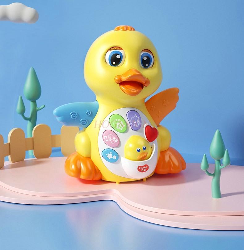 Babyspielzeug bewegt sich mit Geräuschen. 6 Monate alter Junge, Baby-Rhabarberente, wiegt sich und tanzt. 8 Mädchen im Alter von 0-1 bis 2 Jahren