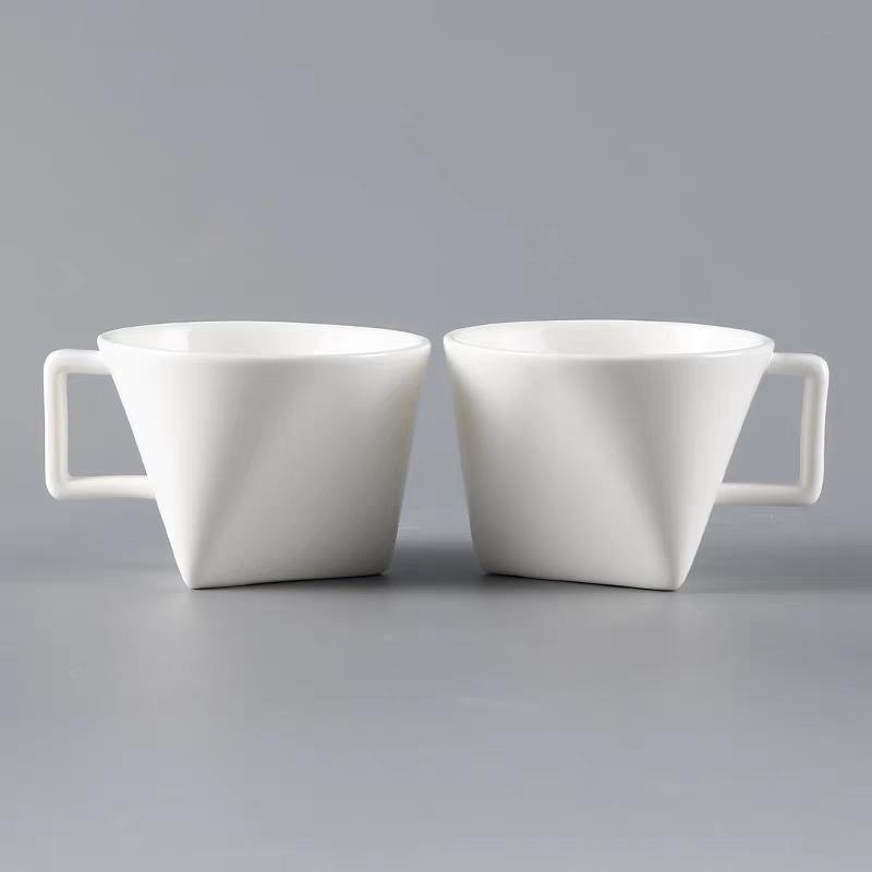 Tazza da Caffè Triangolare da 150ML Tazza Creativa in Ceramica Piccola Tazza Bianca per Espresso Tazza per Tè al Latte Tazza Unica per Bere Acqua per Casa Ufficio