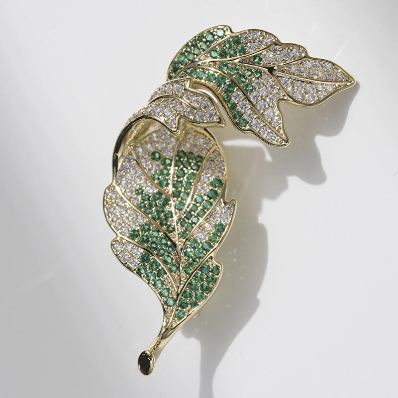 Exquisite Green Zirconia Leaf Brooch: Women s High-Grade Diamond Feather Corsage Pin