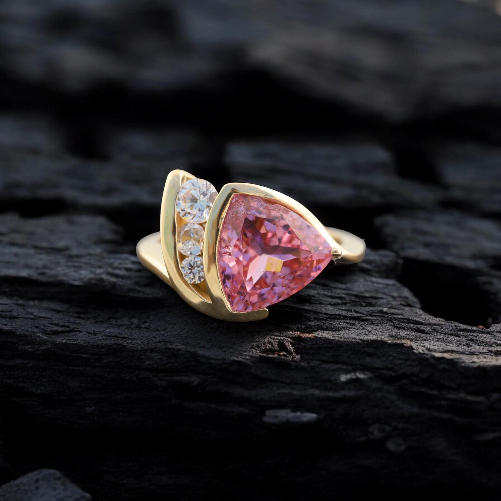 

Кольцо с розовым сапфиром огранки «триллион», Помолвочное кольцо для нее, Кольцо с надежной безельной закрепкой, Ювелирное изделие-обещание с муассанитом, Кольцо из стерлингового серебра 925 пробы 5 US розовый