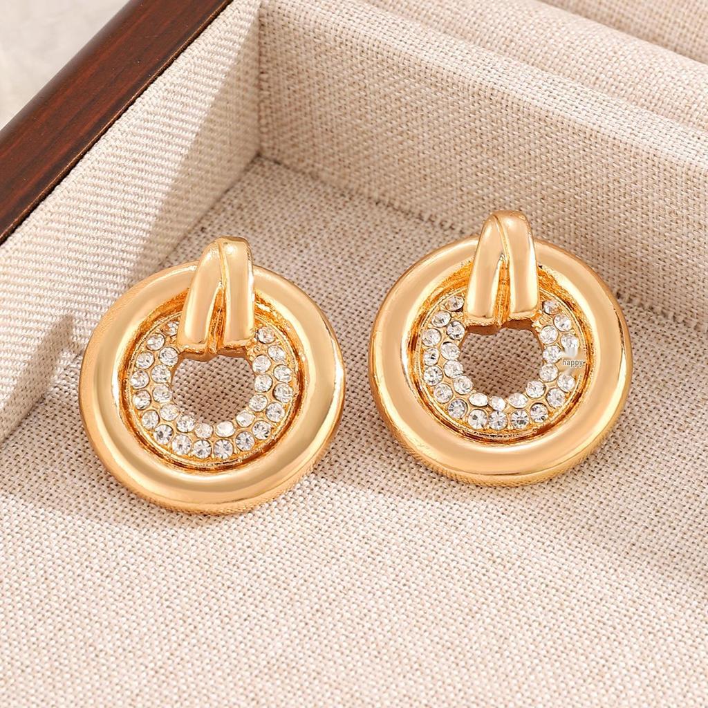 Retro European and American Metal Stud Earrings with Cold Style Ear Cuffs - Simple, Smooth, High-End Fashion.