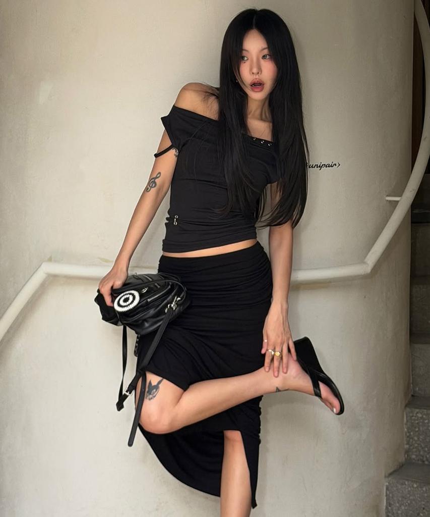 Lomaentinueo One-Shoulder Eyelet Sleeveless Top (Black)