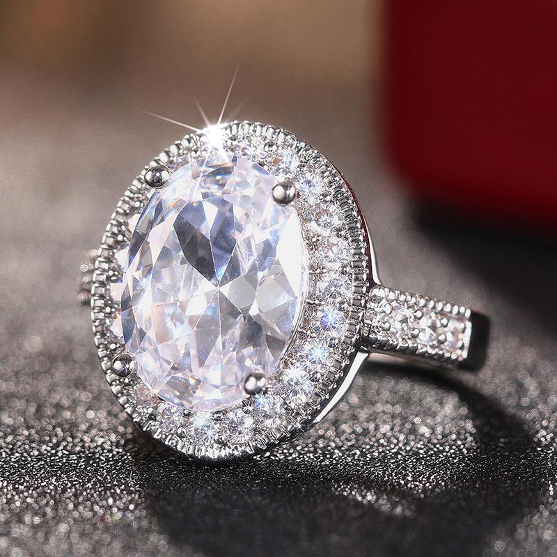 The Bride's Wedding Red Zircon Pigeon Egg Jewelry Is Fashionable and High-end, and She Attends The Banquet with A Stylish Ring