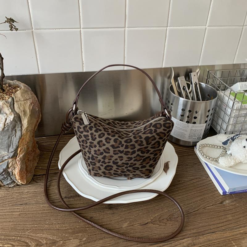 Retro leopard print small bag women's autumn and winter versatile 2025 new popular shoulder messenger bag casual Korean bucket bag