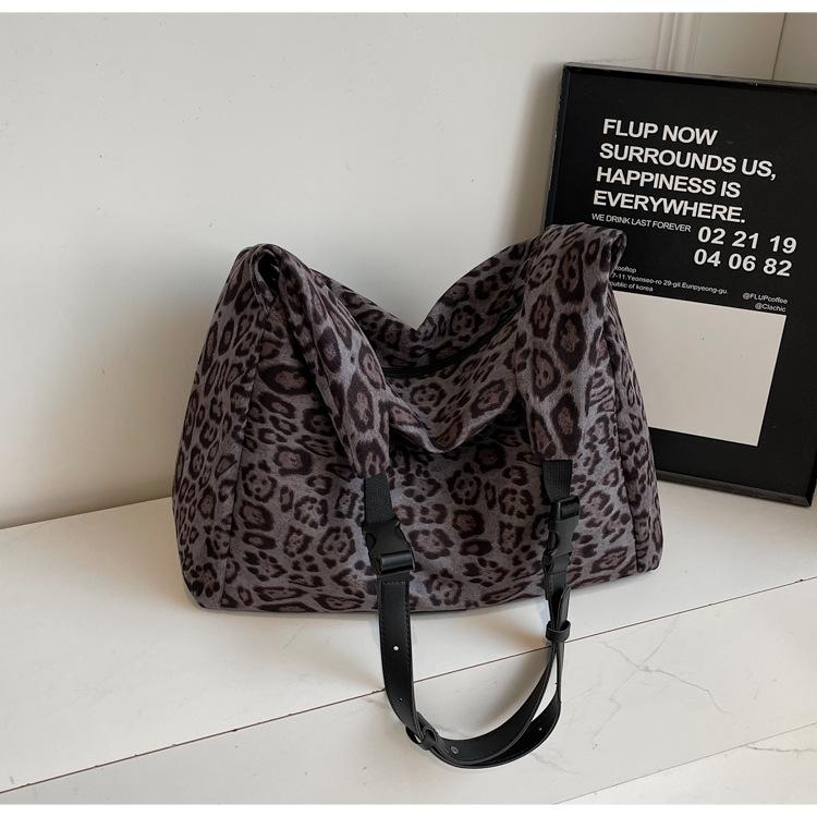 

2025 autumn new retro large-capacity tote bag leopard print shoulder bag fashionable commuter versatile light messenger bag