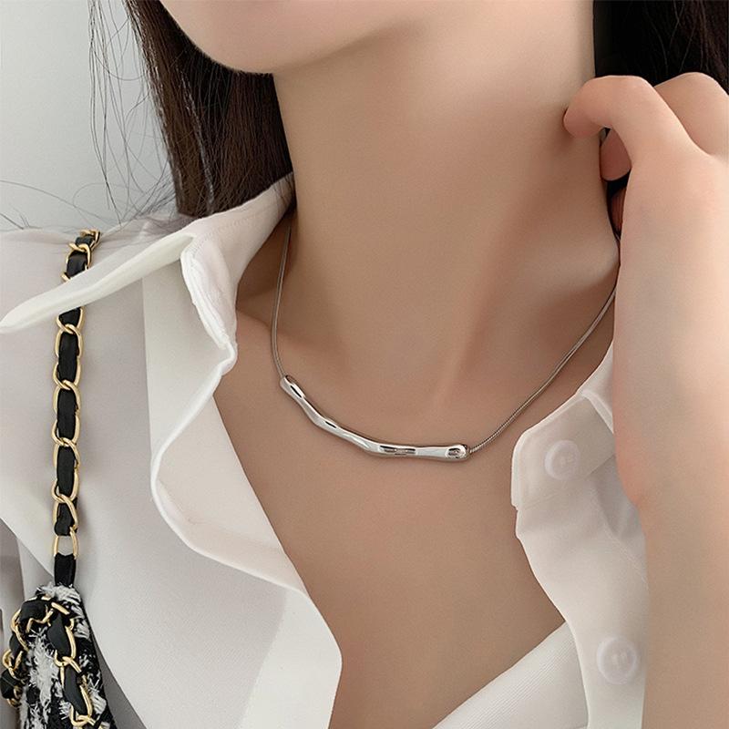 Europäische und Amerikanische Mode Einfache Edelstahl Goldfarbe Schlüsselbein Kette Für Damenmode Kurze Halsketten