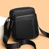 Borsa a tracolla messenger verticale da uomo con motivo litchi