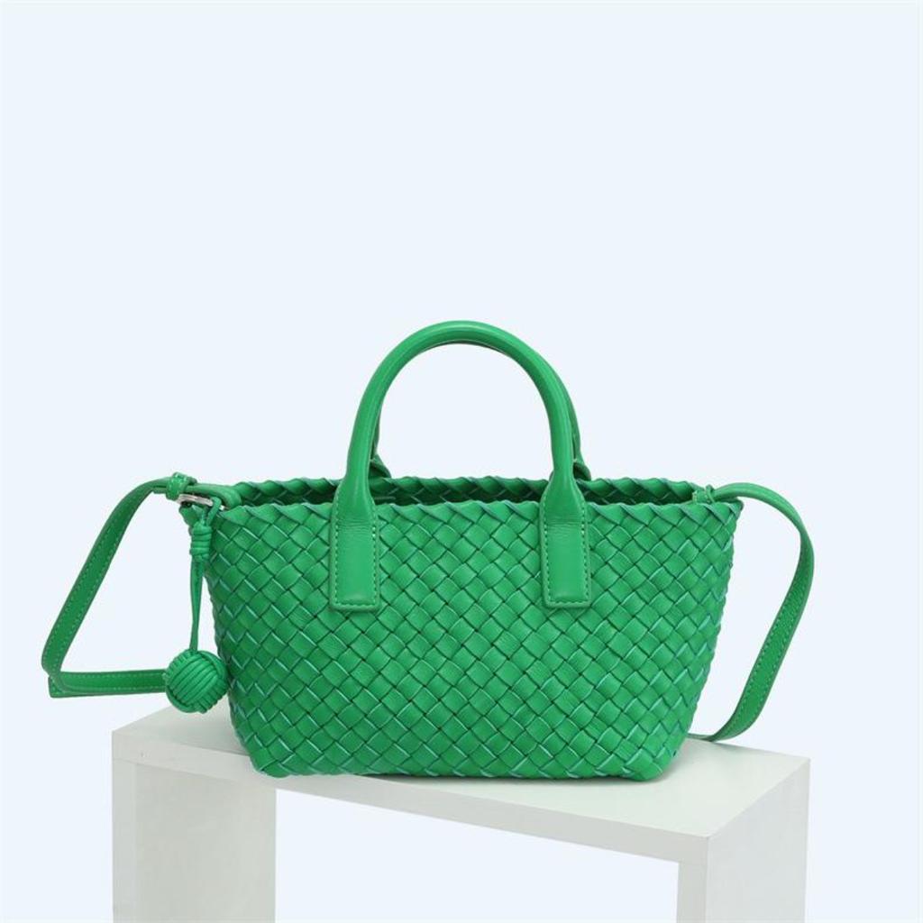 Fashion new lambskin hand-woven handbag wholesale casual versatile vegetable basket genuine leather women's bag messenger bag