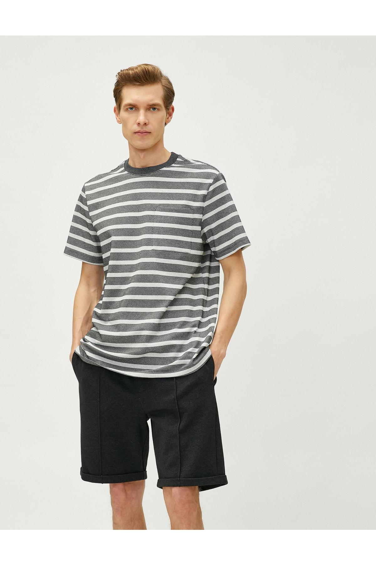 

Футболка с карманами. Круглый вырез, короткие рукава.