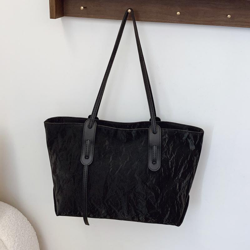 

Solid color summer new fashion simple tote bag women s light commuting personality casual high-end textured shoulder bag No pendant чёрный