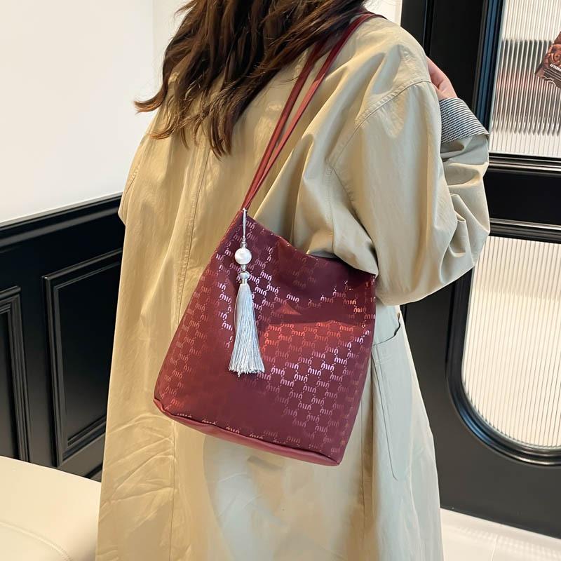 Large Capacity Summer New Temperament Casual Retro Commuter Bag Bucket Bag Women's Fashion Women's Bag