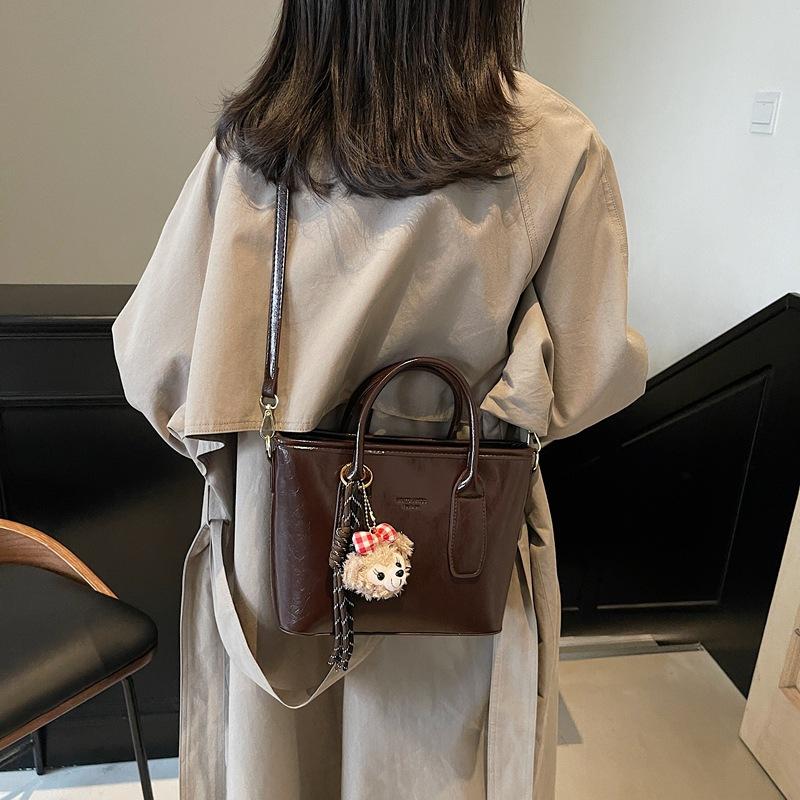 This year, the popular small bag ladies 2025 new brown fashion handbag versatile messenger bag bucket bag