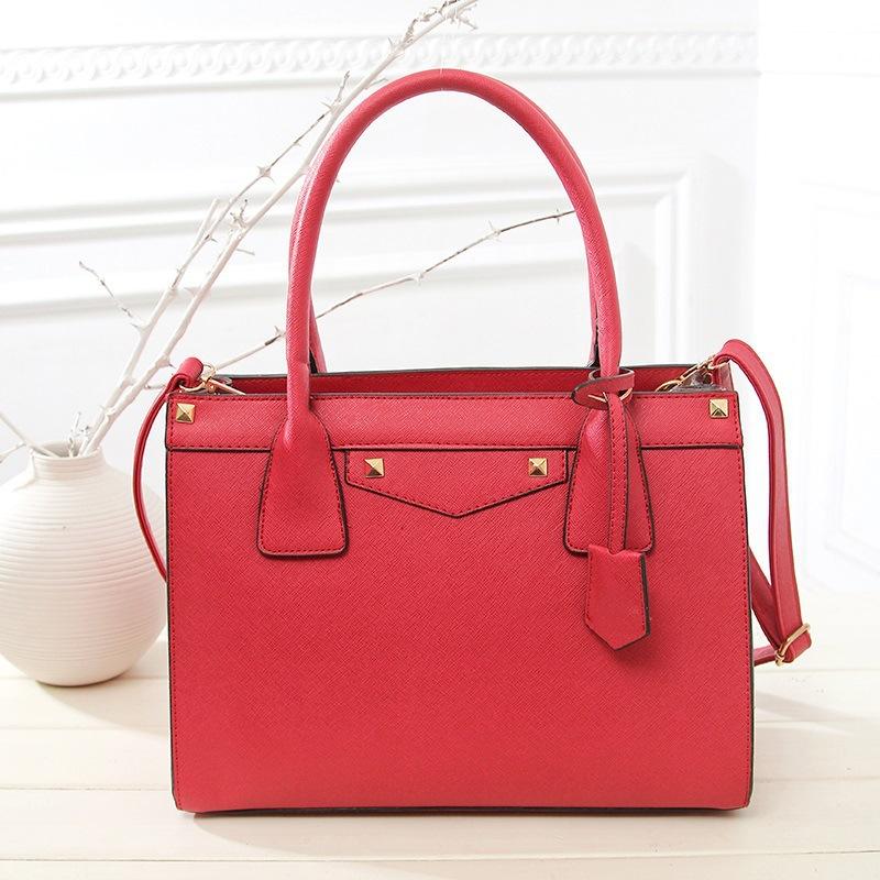 Jauna sieviešu soma ličī raksta pārnēsājama piepilsētas plecu kurjera soma