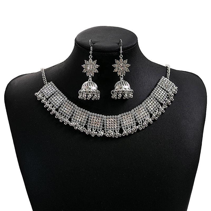 Серьги с бахромой в виде цветка-колокольчика, Роскошное высококлассное бриллиантовое колье, Ювелирный набор в придворном стиле.