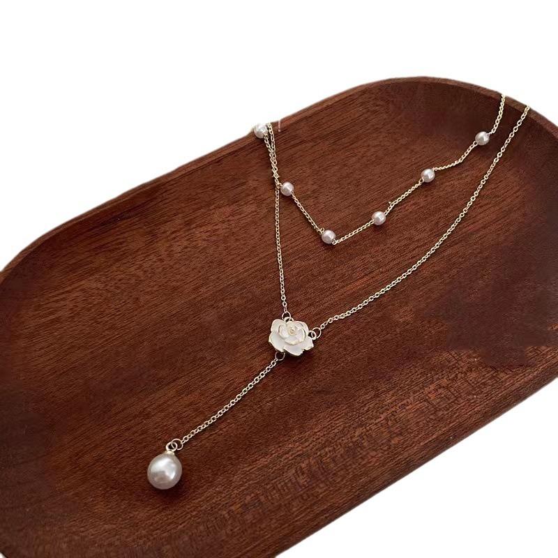 Collier de perles à franges double couche pour femmes, design de niche, chaîne de clavicule en camélia, chaîne de cou de tempérament de luxe léger
