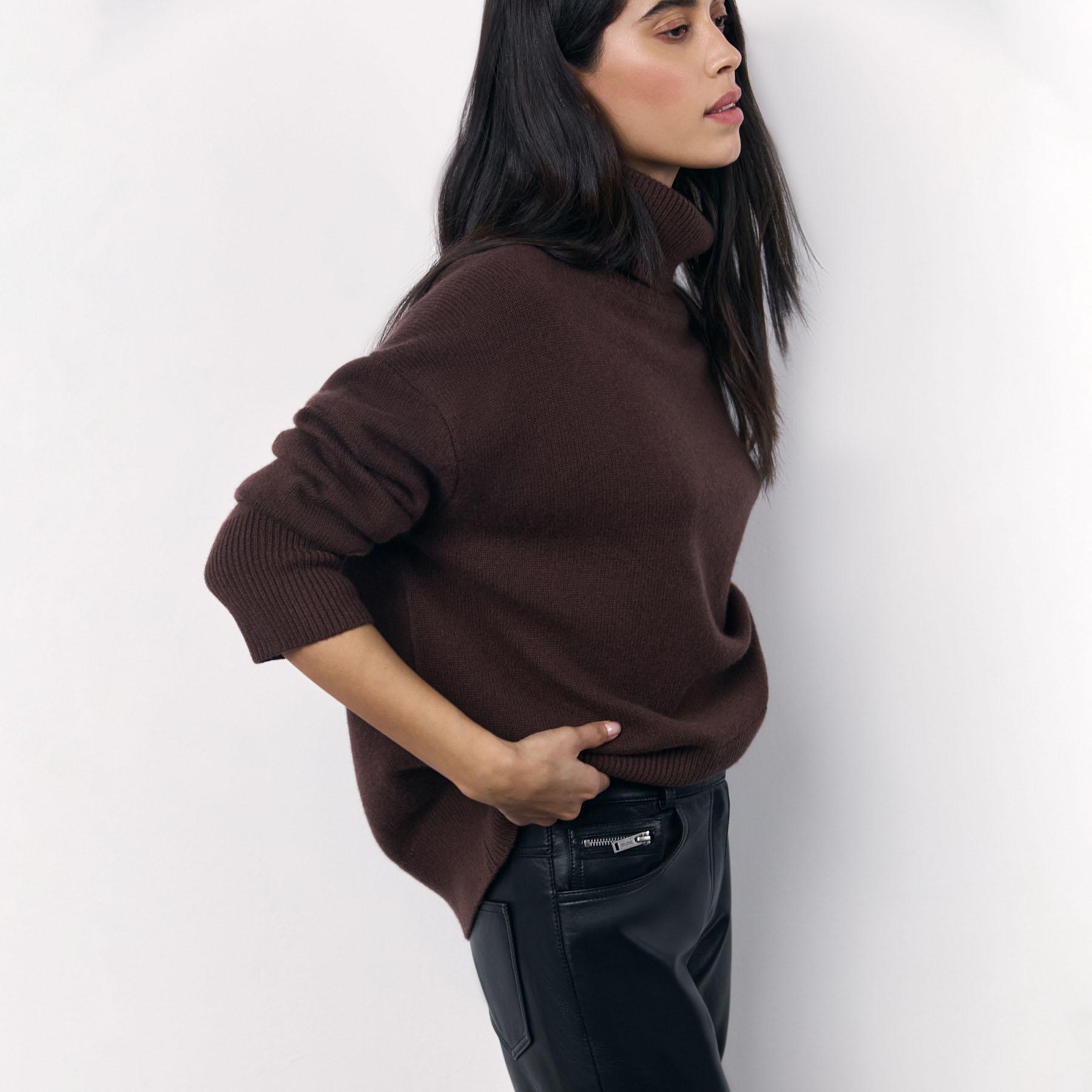 

Женский свитер осень-зима в стиле кэжуал с высоким воротником и рукавами S кофейный