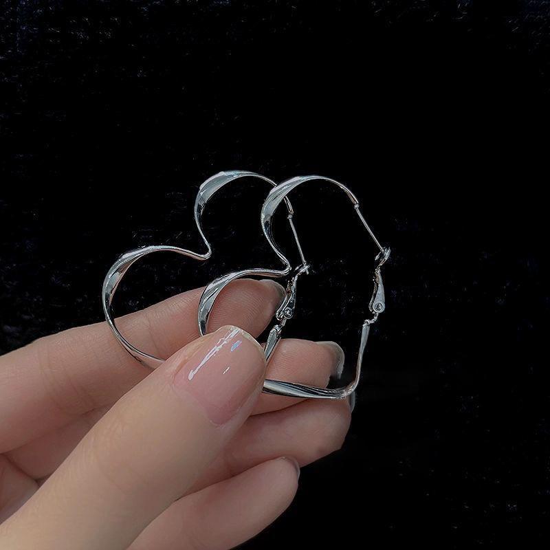 Silver Needle Twisted Love Earrings Design Sense Simple Fashion Stud Earrings Cold Wind Temperament Versatile Earrings
