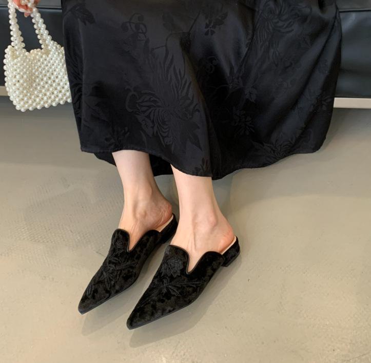 2026 New Women's Shoes Embroidery Flower Slippers Pointed Toe Flat Slippers Slip On Women High Heels Designer Closed Toe Mules