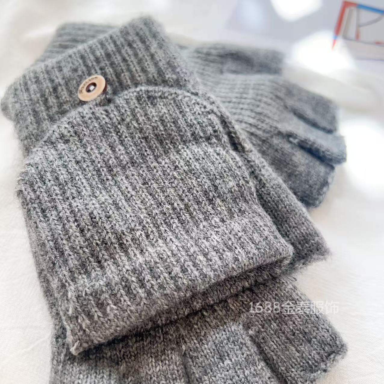 

Men s solid color flip gloves 2025 autumn and winter new warm solid color velvet writing leak finger simple gloves batch one size fits all сірий колір