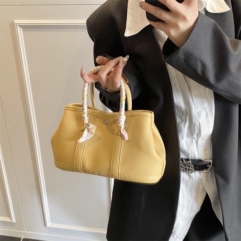 High-end trendy fashion hand-carried bucket bag women 2025 new simple casual shoulder bag small fresh messenger bag