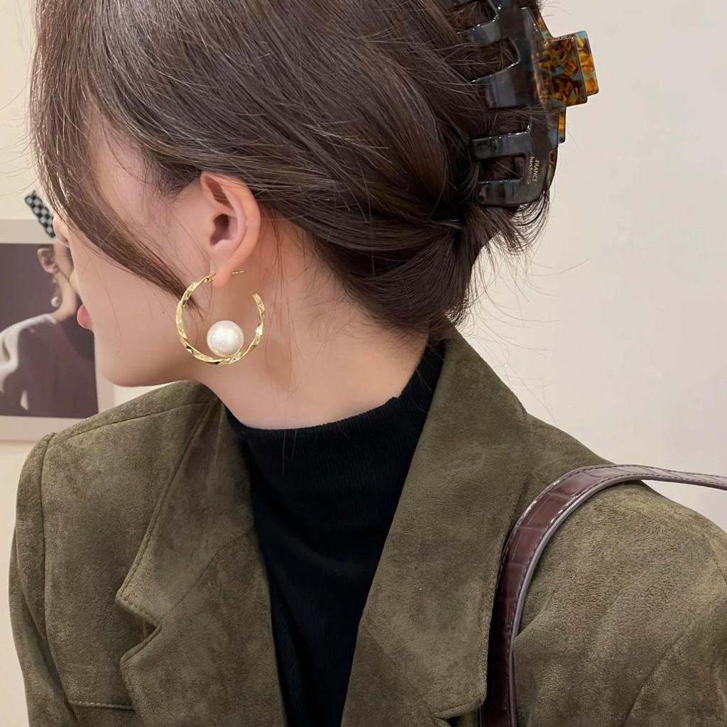 Elegant French Gold C-shaped Pearl Stud Earrings for Women - Light Luxury, High-End Feel, and Fashionable Ear Jewelry