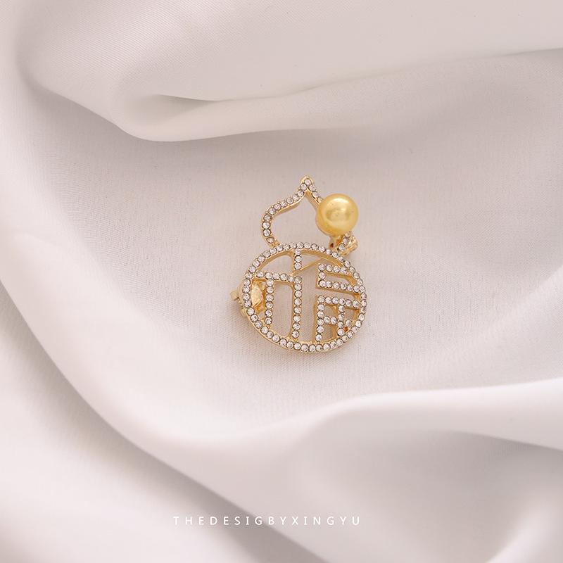 Broche Elegante de Pérola Dourada e Espiga de Trigo: Acessório Versátil e de Alta Qualidade para Mulheres