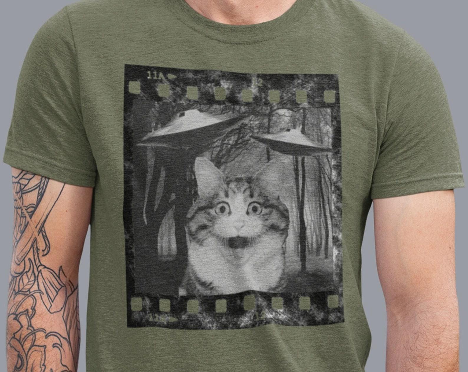 Cat and UFOs, Funny Graphic Shirts, Novelty Tshirts, Weird Tee, Funny Cat Shirt, Cat Saying Tee, Cute Kitten T-shirt, Cat Lover Gifts 2XL