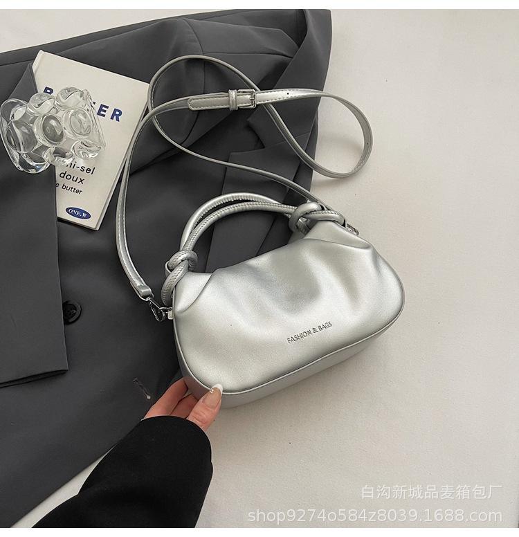 

Retro simple pleated small bag women s 2025 new commuter versatile portable shoulder bag fashion messenger bag серебряный