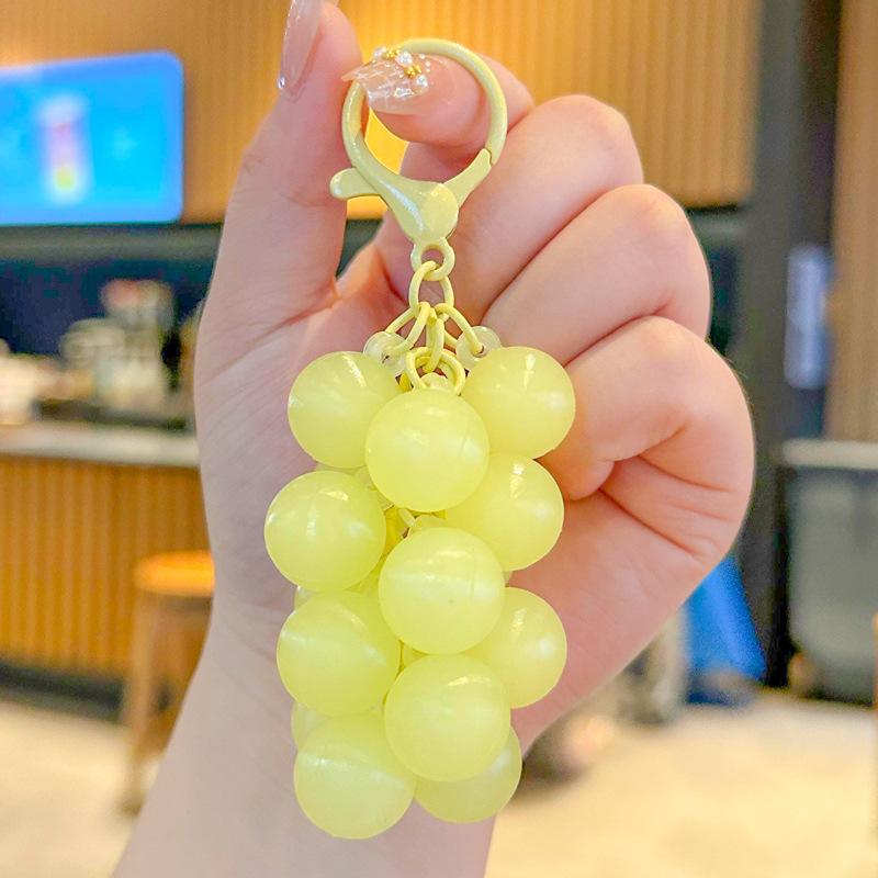 Uroczy świecący brelok do kluczy z winogronami Kreatywny okrągły wisiorek z koralików PCV i żywicy Epoksydowej Mały świeży kolorowy wisiorek winogrono Mały prezent